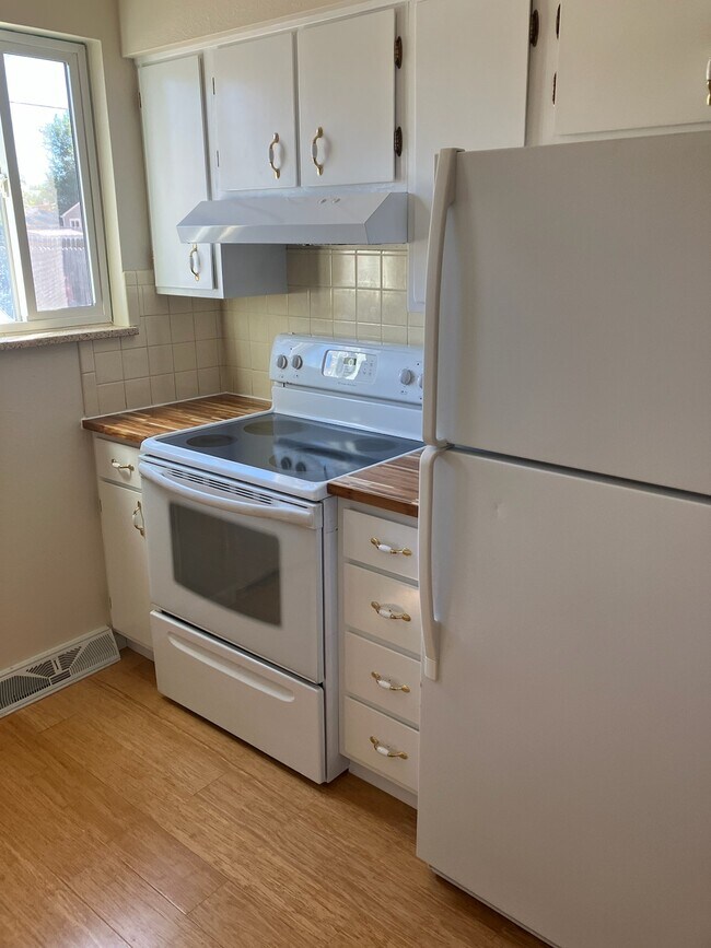 kitchen - 5390 King Ct