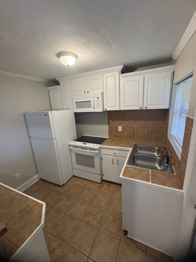 Building Photo - 2802 Southwood Dr