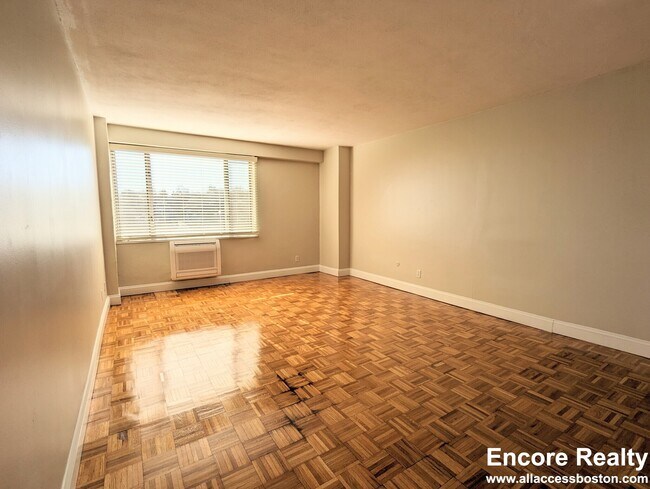 Building Photo - 1530 Beacon St