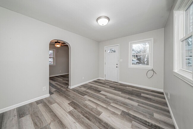 Foto del edificio - Please View 3D Virtual Walk-Through Before Scheduling a Showing