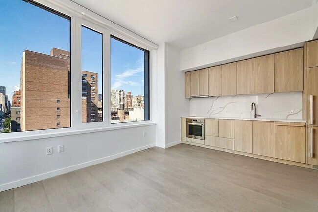 Building Photo - 200 E 23rd St