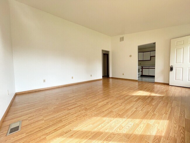 Foto del edificio - 150-154 Meadows Cir