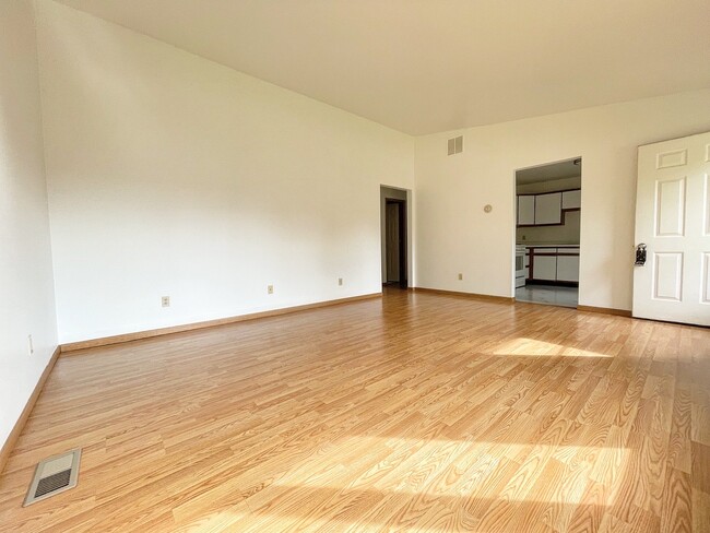 Building Photo - 150-154 Meadows Cir