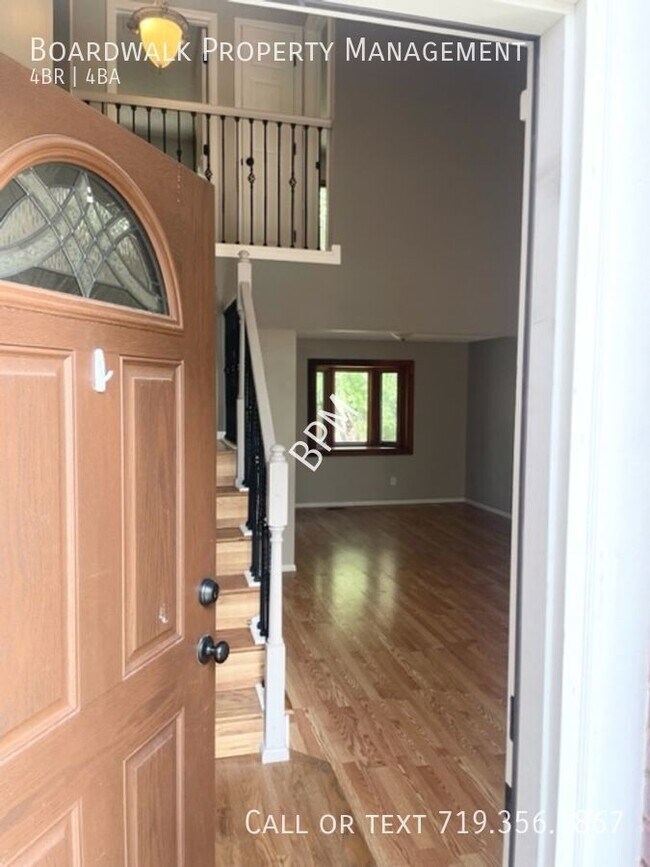 Foto del edificio - You cannot miss this gem of a home! Huge 4...