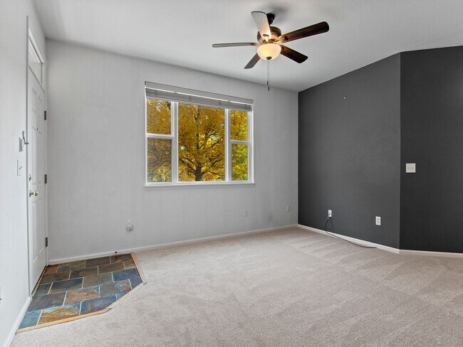 Foto del edificio - Charming 2 bed 2 bath Condo Near Centerra!