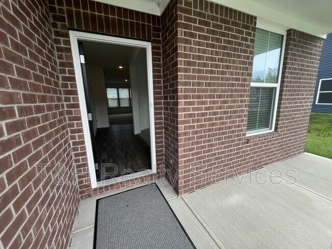 Building Photo - 4818 Summerfield Dr