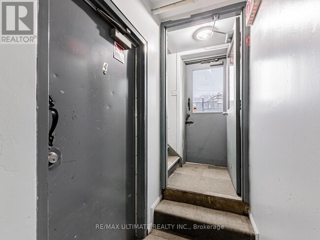 Building Photo - 996 Queen St E