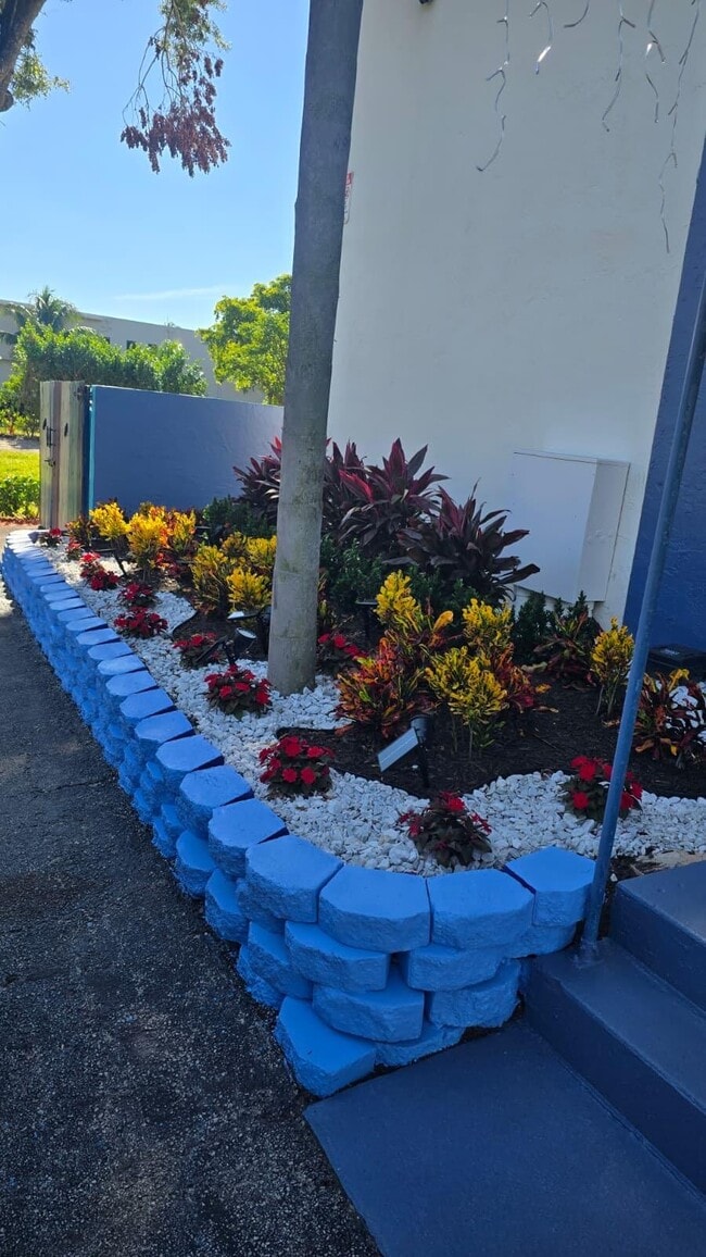 Building Photo - 105 S Riverside Dr