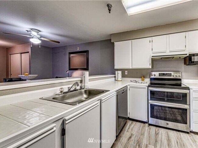 Foto del edificio - 2 Bedroom Condo in Everett