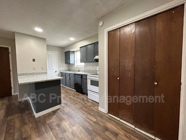 Foto del edificio - 1603 Juniper Cir