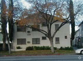 Foto principal - 7327 Woodman ave