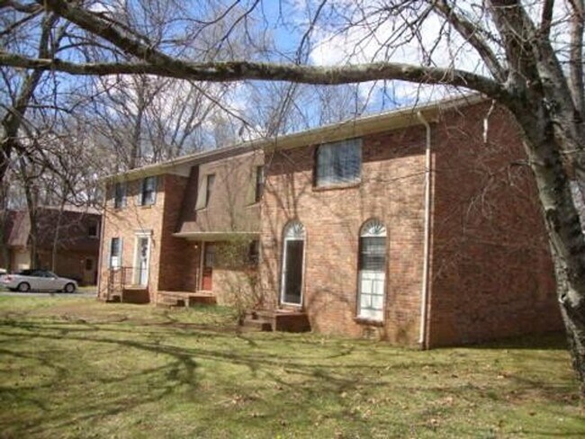 Building Photo - 1623 Huntington Dr