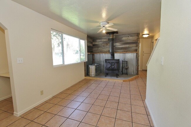 Building Photo - 816 S Wardwell Ave