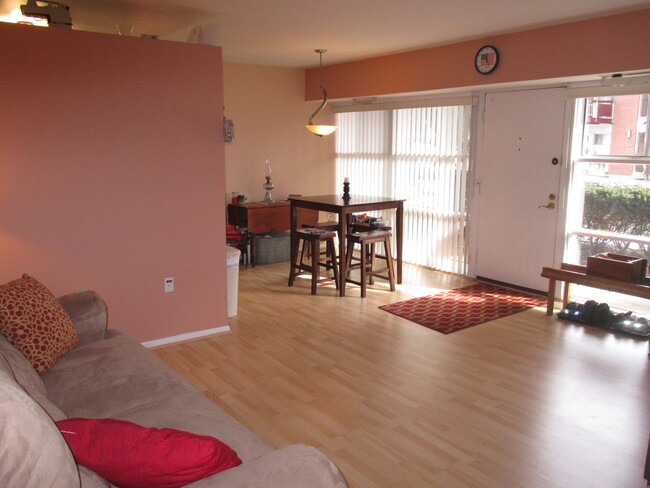 Foto del edificio - Lovely 2 BR/1 BA w/ Den Condo Available in...