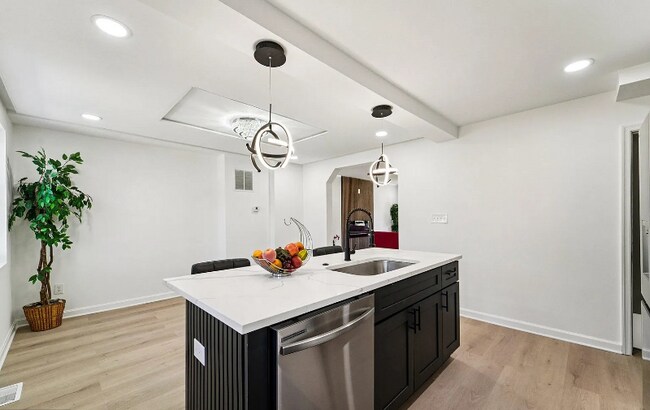 Building Photo - 917 Reverdy Rd