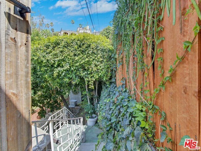 Foto del edificio - 6921 Pso Del Serra
