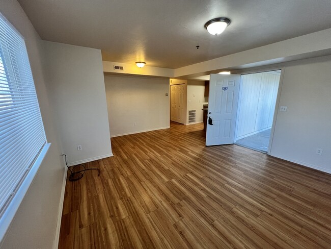 Building Photo - 1/2 FIRST MONTHS RENT---2 Bed 2bath zero d...