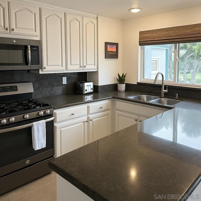 Building Photo - 534 Via De La Valle