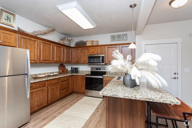 2BR, 2BA - Stonehaven - Kitchen - Cresthaven