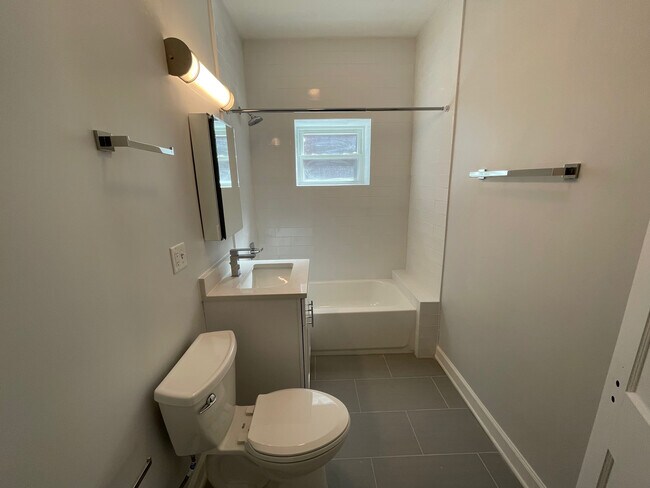 Baño - 4737 N Maplewood Ave
