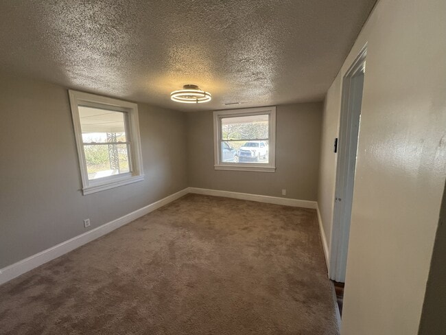 Foto del edificio - 128 Meadow Ln