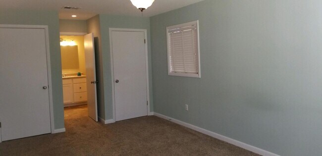 Building Photo - Update Florida Cottage in Valparaiso