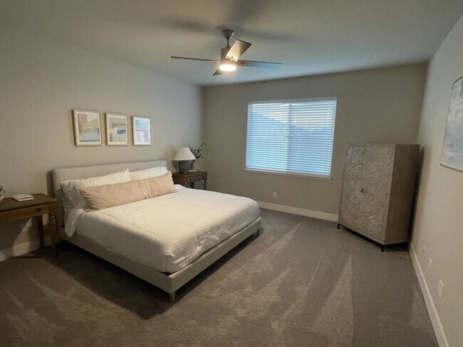 Foto del edificio - Gorgeous 4 bedroom home in Quaint Town of  Winters CA