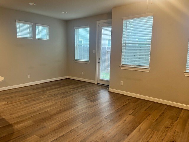 Foto del edificio - 3115 Flower Market Ln