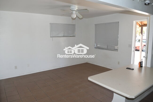 Building Photo - 729 E Mission Ln