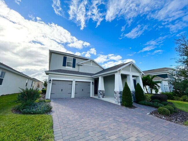 Foto del edificio - Luxurious 5/3.5 Stunning Home with a Generous Loft and a 2 Car Garage in the Highly Desired Hartw...