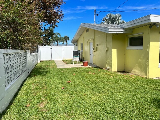 Foto del edificio - MAXIMO MOORINGS 3/2/2 HOME NEAR ST. PETE B...