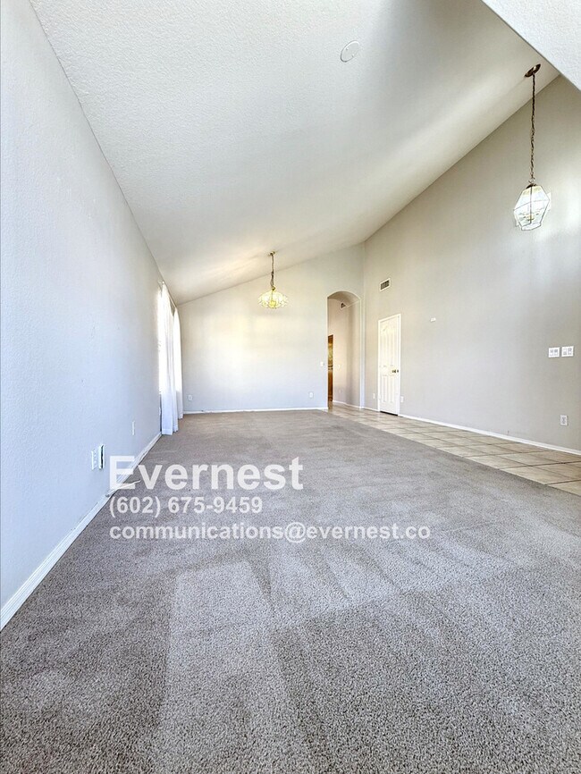Foto del edificio - 1335 E Century Ave