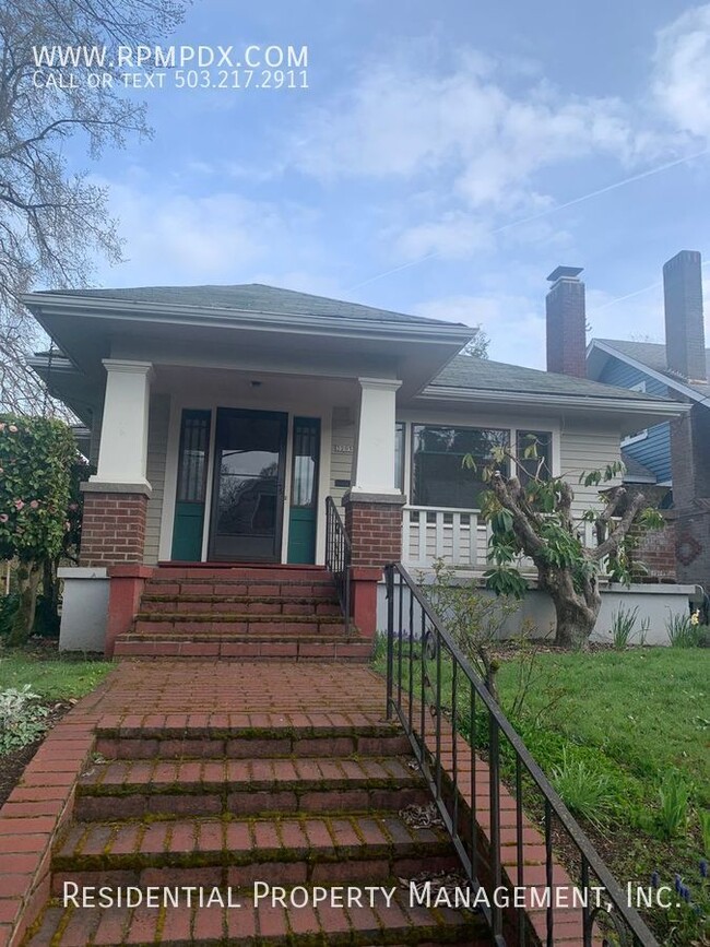 Building Photo - 1928 Laurelhurst Bungalow on Corner Lot