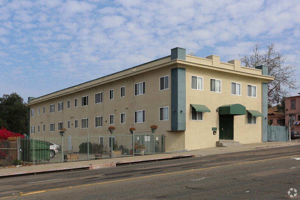 Villa De Oro Apartments