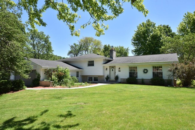 Building Photo - Rare Elm Grove 5 Bedroom Home For Rent