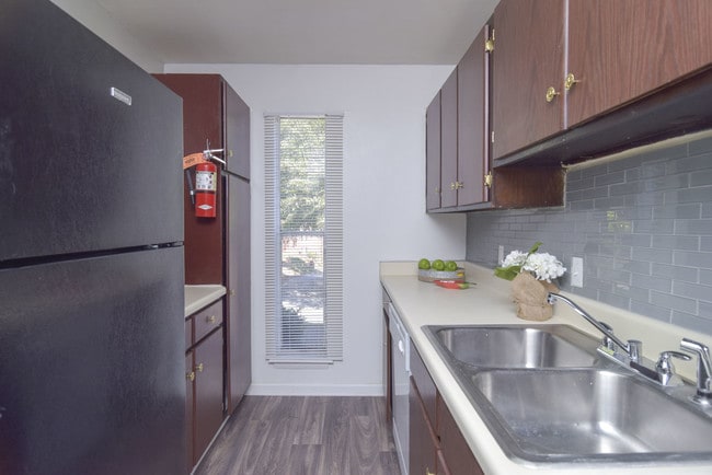 Townhome Kitchen - River Ridge