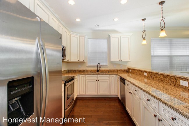 Building Photo - 3 br, 2.5 bath House - 935 Pinegrove Avenue