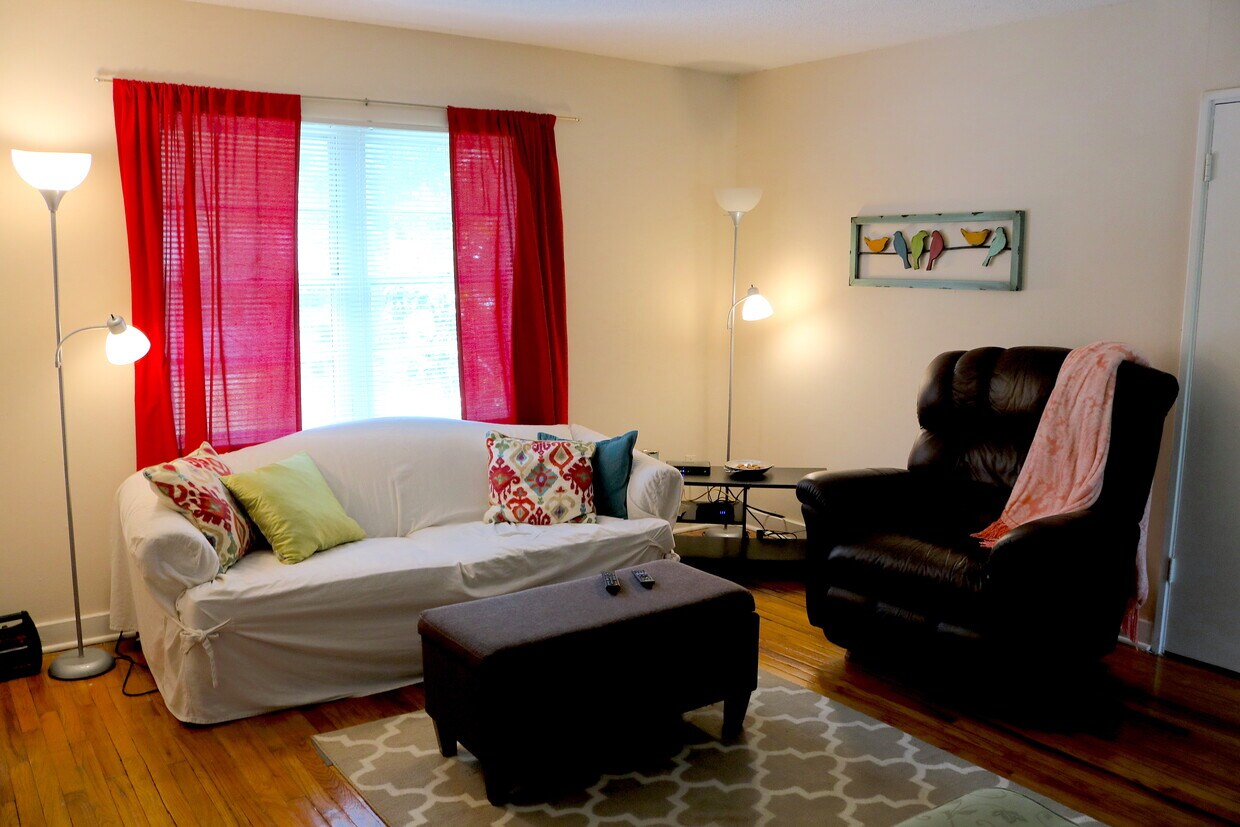 Living room - 105 E Glenwood Dr