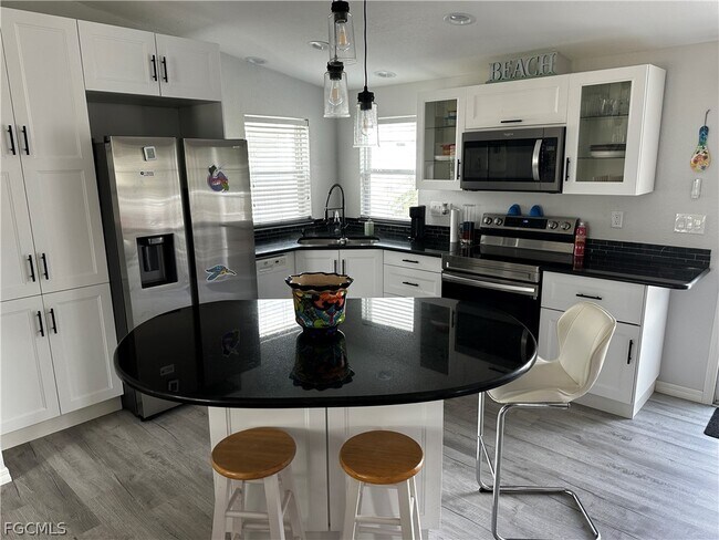 Building Photo - 158 Nanaimo Trail