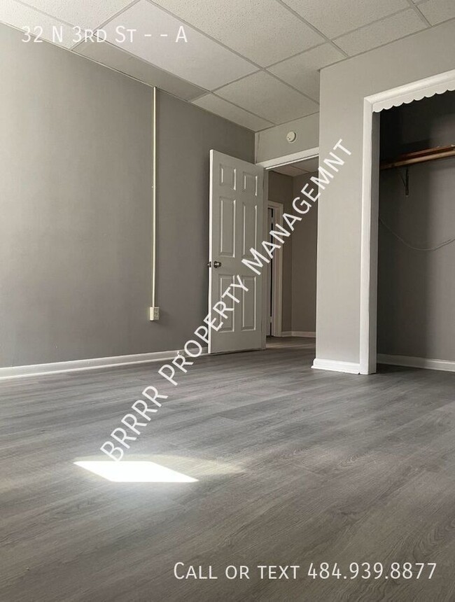 Building Photo - Spacious 1 bedroom 1st floor apartment