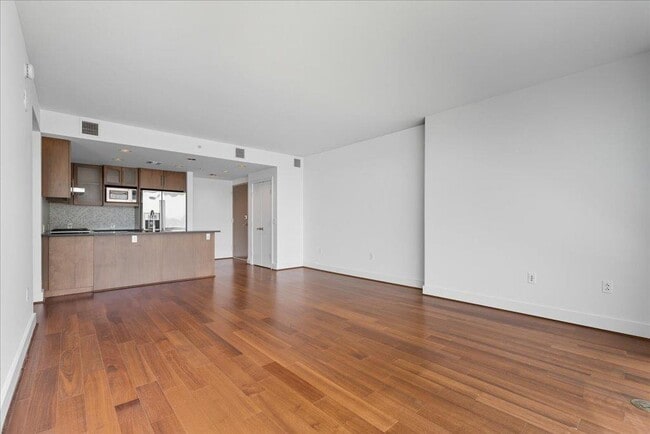 Building Photo - 300 Bowie St