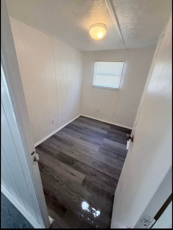 Foto del edificio - 215 Weeks Rd