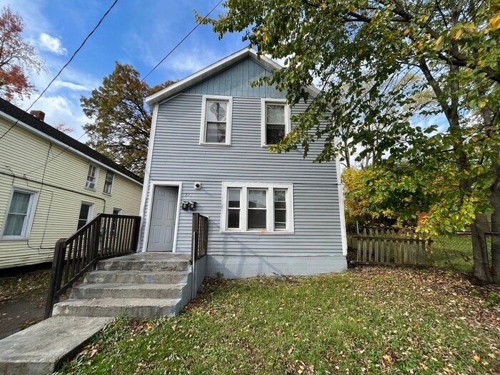 Primary Photo - Upper 3 Bed 1 Bath Apartment For-Rent off ...