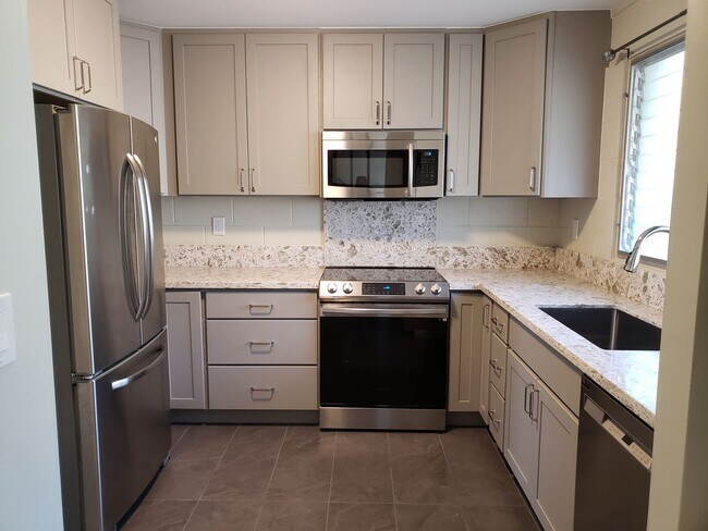 Building Photo - Pacific Village Townhouse - 3 bedrooms, 2....