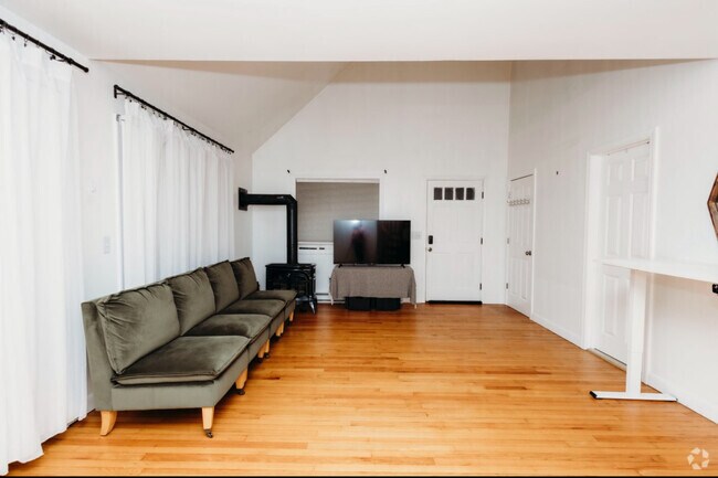 Building Photo - 41 Hilltop Ave
