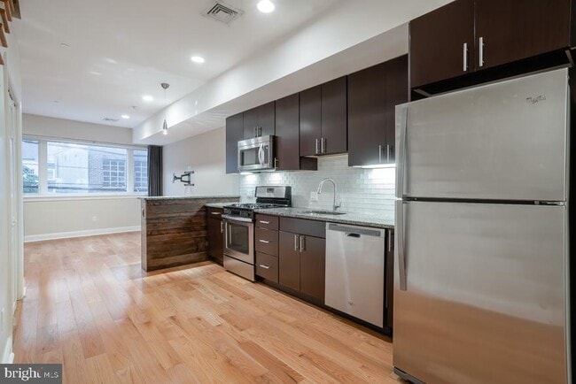 Building Photo - 724 N 3rd St