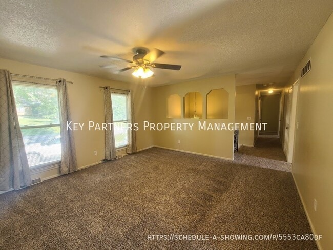 Building Photo - 7925 N Troost - Spacious!