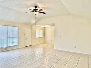 Building Photo - 2015 Lazy Ln