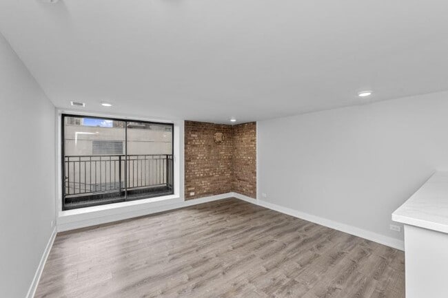 Building Photo - 0 bedroom in Chicago IL 60610