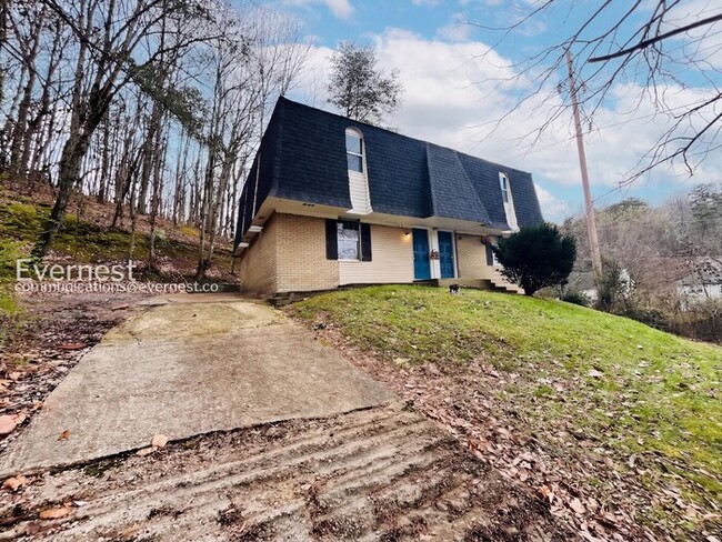 Building Photo - 701 Summit Ave